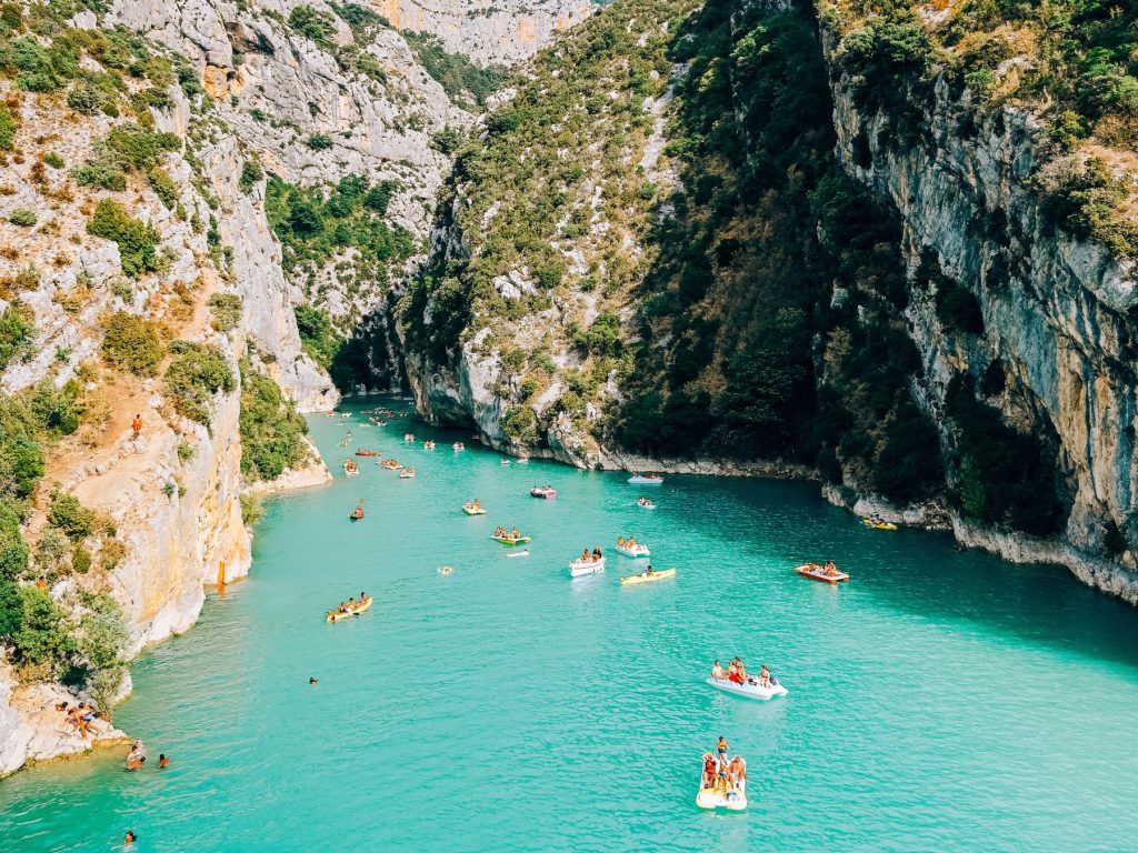 Gorge de verdon avec canoe, pédalo dans la nature 
